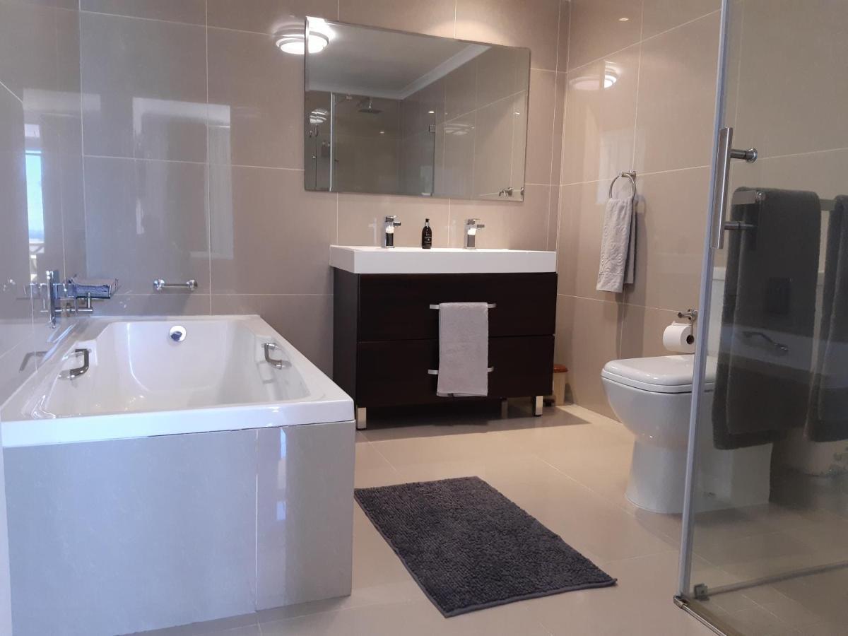 2Whitewaters Bloubergstrand Homestay Екстериор снимка